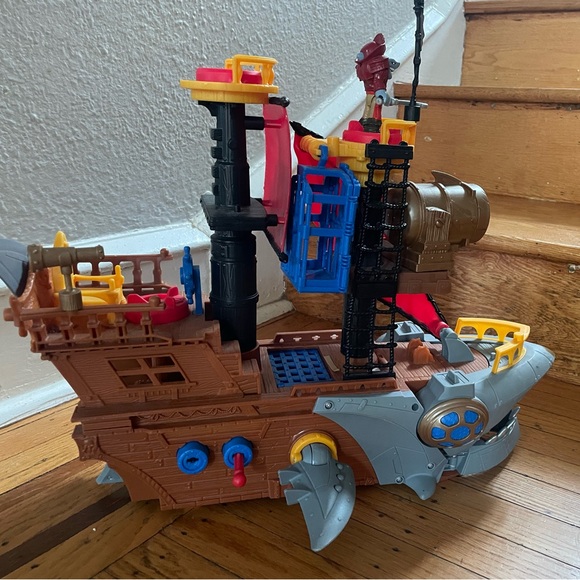 Fisher Price Imaginext Shark Bite Pirate Ship Playset with accessories - Picture 3 of 5